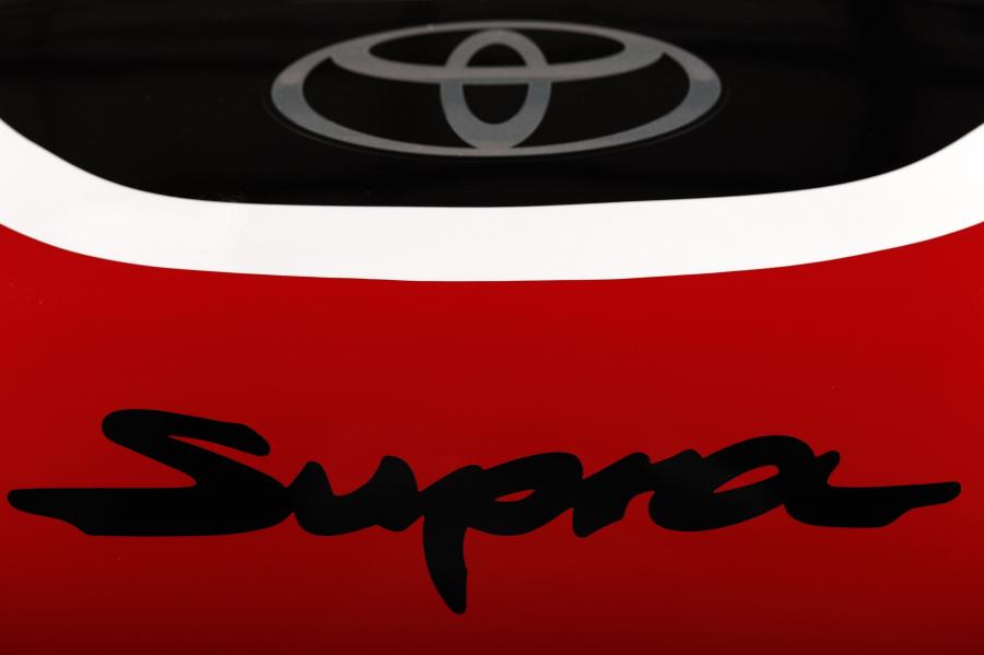 Логотип Toyota Xfinity Supra 2019 года  (фото 14 из 19)